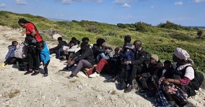 İZMİR’DE ARIZALANAN BOTLA DENİZDE SÜRÜKLENEN 26 DÜZENSİZ GÖÇMEN KURTARILDI