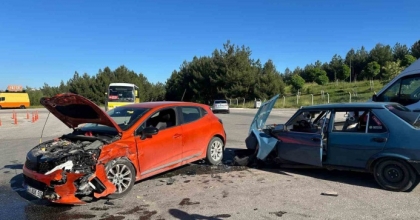UŞAK’TA OTOMOBİLLER ÇARPIŞTI: 5 YARALI
