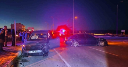 İKİ OTOMOBİLİN ÇARPIŞTIĞI KAZADA 4 KİŞİ YARALANDI