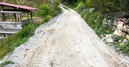 ÇAMELİ’DE BAYRAM ÖNCESİ YOL KUMLAMA ÇALIŞMALARI SÜRÜYOR
