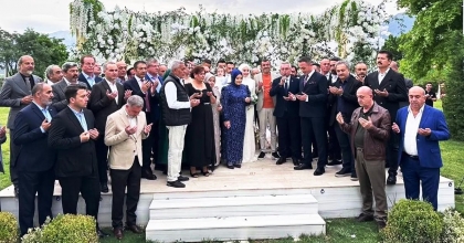 DÜĞÜNDE İŞ VE SİYASET DÜNYASI BULUŞTU