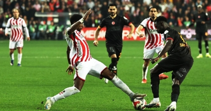 GALATASARAY ŞAMPİYONLUĞU SAMSUN'DA ERTELEDİ 
