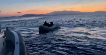 ADALAR DENİZİ’NDE SÜRÜKLENEN 32 GÖÇMEN KURTARILDI, KAÇMAYA ÇALIŞAN 14 GÖÇMEN YAKALANDI
