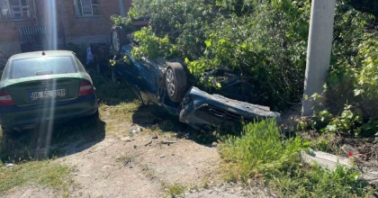 TAKLA ATIP BAHÇEYE DEVRİLEN OTOMOBİLİN SÜRÜCÜSÜ YARALANDI
