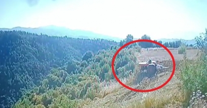 TRAKTÖR ALTINDA KALAN ÇİFTÇİNİN HAYATINI KAYBETTİĞİ KAZA ANI GÜVENLİK KAMERASINDA
