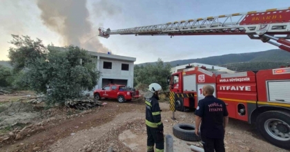 MİLAS’TAKİ ÇATI YANGINI SÖNDÜRÜLDÜ
