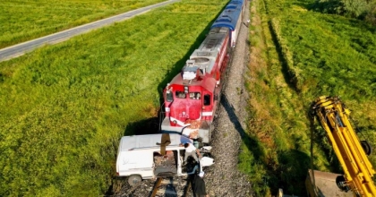 YOLCU TRENİ HEMZEMİN GEÇİTTE SIKIŞAN KAMYONETİ YAKLAŞIK 200 METRE SÜRÜKLEDİ

