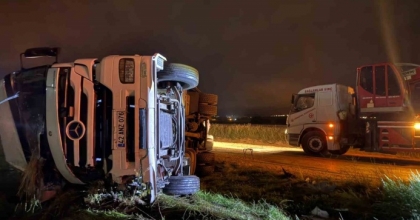 MISIR YÜKLÜ TIR DEVRİLDİ: 5 YARALI
