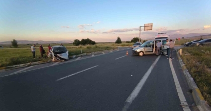 HAFİF TİCARİ ARAÇLARIN ÇARPIŞTIĞI KAZADA 8 KİŞİ YARALANDI
