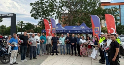 SALİHLİ’DE MOTOSİKLET SÜRÜCÜLERİNE KASK DAĞITILDI
