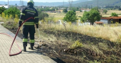 MENTEŞE’DE  YOL KENARINA ATILAN SİGARA İZMARİTİ YANGIN ÇIKARDI
