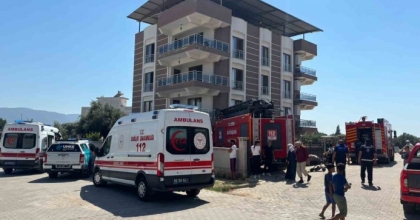 ÇATIDAKİ KARTONLAR ALEV ALDI, 4 KİŞİ DUMANDAN ETKİLENDİ

