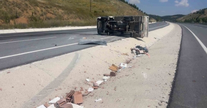 TUĞLA YÜKLÜ KAMYONET DEVRİLDİ: 3 YARALI
