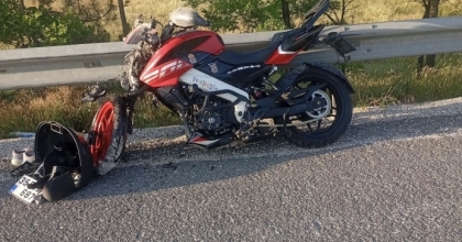UŞAK’TA MOTOSİKLET KAMYONA ARKADAN ÇARPTI: 1 ÖLÜ
