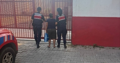 KUŞADASI’NDA 8 YIL 4 AY HAPİS CEZASI İLE ARANAN KADIN ŞAHIS YAKALANDI
