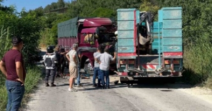 İKİ KAMYON VİRAJDA ÇARPIŞTI: 1 ÖLÜ 2 YARALI
