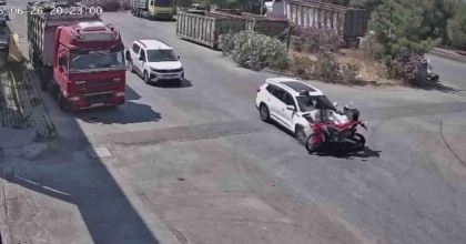 15 YAŞINDAKİ ÇOCUĞUN KULLANDIĞI OTOMOBİL MOTOSİKLETE ÇARPTI, SÜRÜCÜ AĞIR YARALANDI