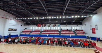 MİNİK HENTBOLCULARIN TÜRKİYE ŞAMPİYONASI AYDIN’DA BAŞLADI
