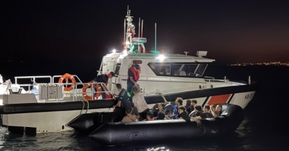 LASTİK BOTTAKİ 15 DÜZENSİZ GÖÇMEN YAKALANDI
