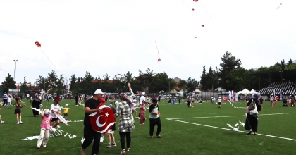 ÇAL’DA GÖKYÜZÜ UÇURTMALARLA RENKLENDİ