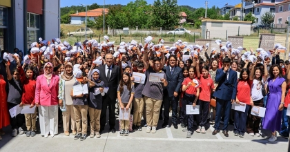 ÇAMELİ’DE ÖĞRENCİLERİN KARNE HEYECANI