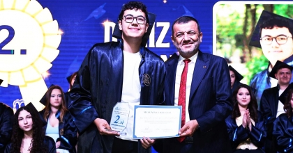 ÇAVUŞOĞLU’NUN MEZUNİYET SEVİNCİ