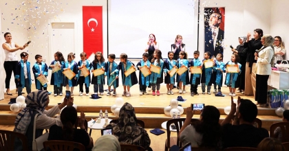 MİNİK ÖĞRENCİLER MEZUNİYET COŞKUSUNU YAŞADI