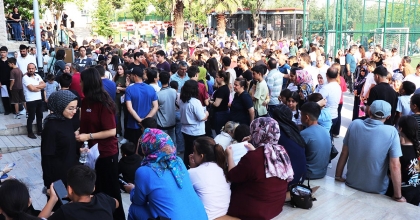 ÖĞRENCİLER SINAVDA, VELİLER DIŞARIDA TER DÖKTÜ