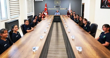 ŞAMPİYON HOKEYCİLERDEN MÜDÜR ERDOĞAN’A ZİYARET