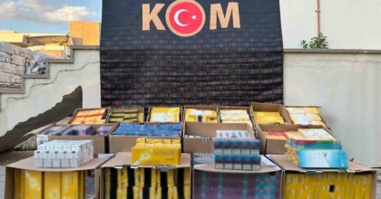 POLİS DURDURDUĞU TIRDA 13 BİN 140 PAKET GÜMRÜK KAÇAĞI SİGARA ELE GEÇİRDİ
