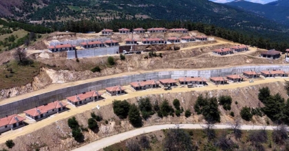 ÖDEMİŞ’TE YANGINDA ZARAR GÖREN KONUTLAR YENİDEN YAPILARAK SAHİPLERİNE TESLİM EDİLİYOR