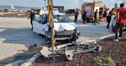 DOMANİÇ’TE OTOMOBİLLER ÇARPIŞTI: 2 YARALI
