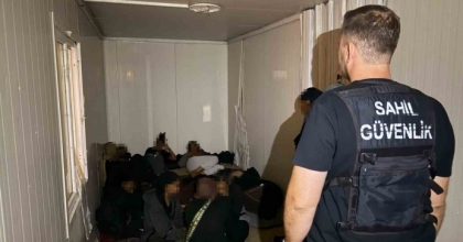 İZMİR’DE 54 DÜZENSİZ GÖÇMEN YAKALANDI
