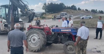 TAVŞANLI’DA OTOMOBİL İLE TRAKTÖR ÇARPIŞTI: 3 YARALI
