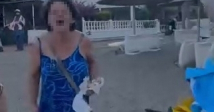 İZMİR’DE PLAJDA SÖZLÜ SALDIRI KAMERAYA YANSIDI