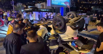 KAVŞAKTA ÇARPIŞAN OTOMOBİL DEVRİLDİ: 1 YARALI
