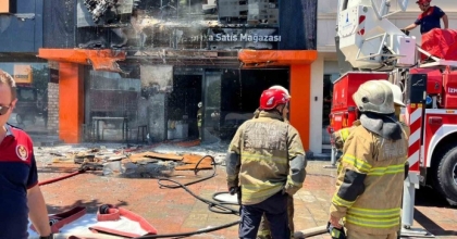 İZMİR’DE MOBİLYA MAĞAZASINDA YANGIN
