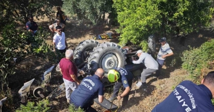 TRAKTÖRÜN ALTINDA KALAN ŞAHIS, EKİPLERİN ÇALIŞMASIYLA KURTARILDI
