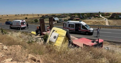 UŞAK’TA TIR ŞARAMPOLE DEVRİLDİ: 1’İ AĞIR 3 YARALI
