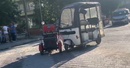 ENGELLİ ARACI İLE ELEKTRİKLİ BİSİKLET ÇARPIŞTI, 1 YARALI
