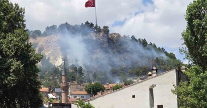 KÜTAHYA HİSAR KALESİ’NDE YANGIN PANİĞİ
