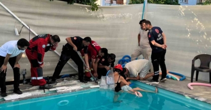 HAVUZDA KOLU SIKIŞAN 4 YAŞINDAKİ ÇOCUK KURTARILDI
