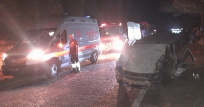 MANİSA’DA OTOMOBİL İLE TRAKTÖR ÇARPIŞTI: 2’Sİ AĞIR 4 YARALI