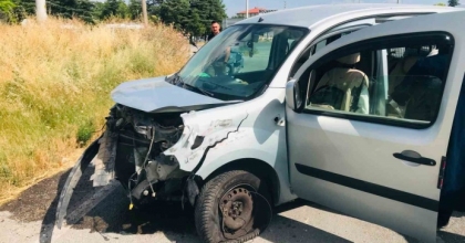 İKİ OTOMOBİLİN ÇARPIŞTIĞI KAZADA 4 KİŞİ YARALANDI