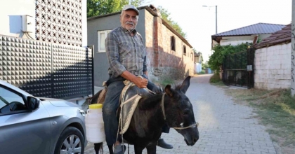 SÜRÜCÜ BELGESİ OLMADIĞINDAN EŞEĞİ İLE SERVİS YAPIYOR