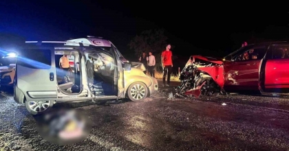 ARAÇLAR KAFA KAFAYA ÇARPIŞTI: 2 ÖLÜ, 4 YARALI