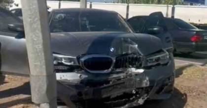 OTOMOBİL AYDINLATMA DİREĞİNE ÇARPTI: 2 YARALI
