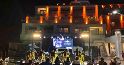 BARDAKÇI KOYU’NDA TATİL KONSER VE DANS ŞOVLARIYLA RENKLENDİ
