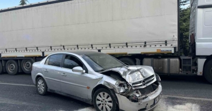 UŞAK’TA OTOMOBİL TIRA ARKADAN ÇARPTI: 4 YARALI
