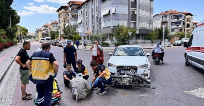KULA’DA OTOMOBİL İLE MOTOSİKLET ÇARPIŞTI: 2 YARALI

